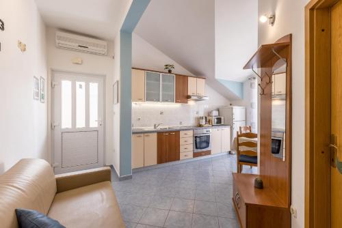 Ett kök eller pentry på Apartments Jelavic Bol