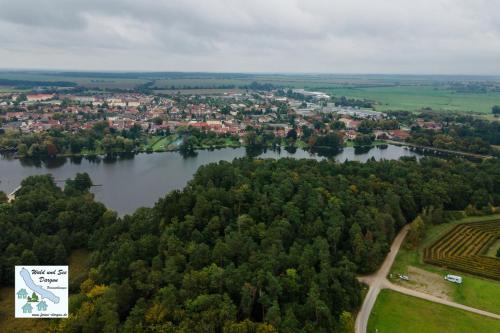 eine Luftansicht auf einen Fluss und eine Stadt in der Unterkunft Wald und See Dargun 31A in Dargun