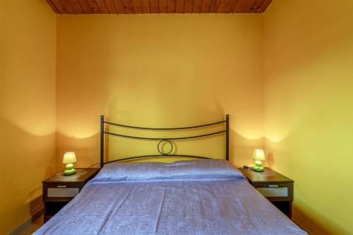 een slaapkamer met een bed met twee lampen op twee tafels bij Villa Salvo in Pachino