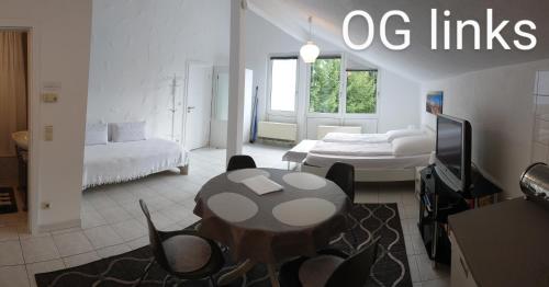 ein Wohnzimmer mit einem Tisch und einem Bett in der Unterkunft Ferienwohnungen Trapp-Mayer im ersten OG,Hunde willkommen in Bitzenhofen
