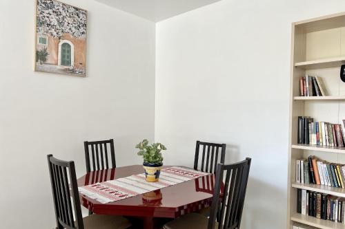 Bright and quiet apartment near the sea