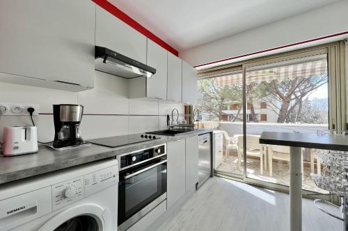 Bright and quiet apartment near the sea