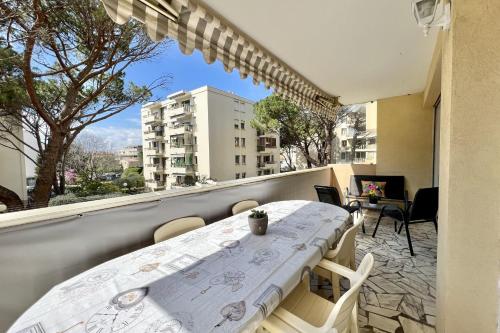 - une table sur un balcon avec vue sur un bâtiment dans l'établissement Bright and quiet apartment near the sea, à Saint-Raphaël