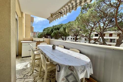 un patio avec une table et des chaises sur un balcon dans l'établissement Bright and quiet apartment near the sea, à Saint-Raphaël