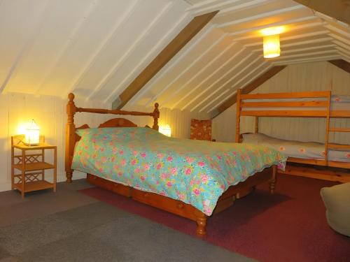 The Barn, Norwich في نورويتش: غرفة نوم بسرير في العلية مع سرير نقّال