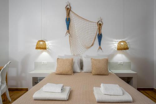 una stanza con un tavolo con due asciugamani di Afroditi Superior Apartments a Archangelos