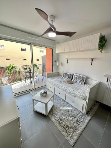 - un salon avec un lit et un ventilateur de plafond dans l'établissement Charmant Studio à proximité du Port de Nice, à Nice