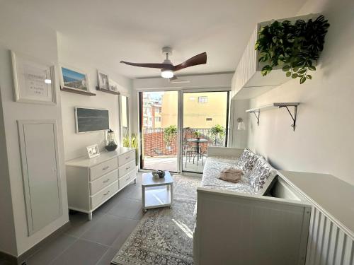 ein Wohnzimmer mit einem Sofa und einer Kommode in der Unterkunft Charmant Studio à proximité du Port de Nice in Nizza
