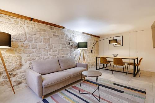 un salon avec un canapé et une table dans l'établissement Pick A Flat's Apartment on l'Ile de la Cité - Quai de L'Horloge, à Paris