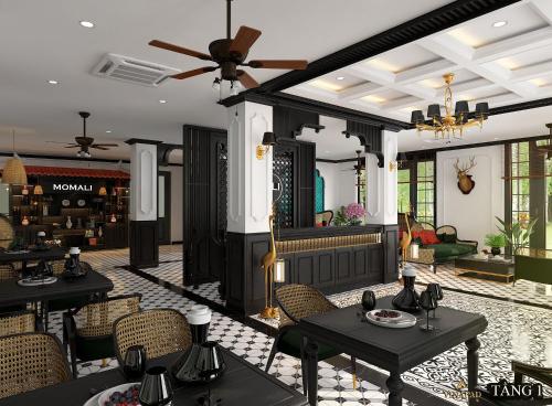 ニンビンにあるMoma Paris Hotel Ninh Bìnhのテーブルと椅子、天井ファン付きのレストラン