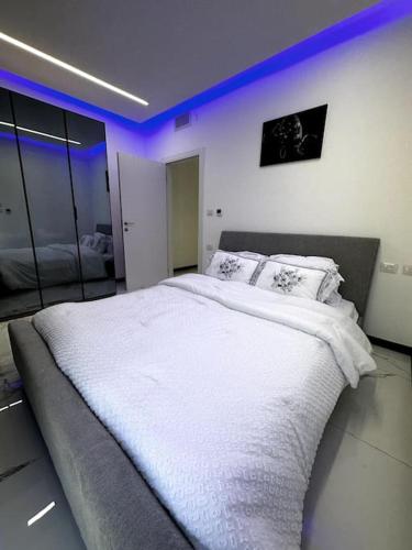 Postel nebo postele na pokoji v ubytování Stylish and spacious 3BR apartment in the heart of Jerusalem! اهلا وسهلا