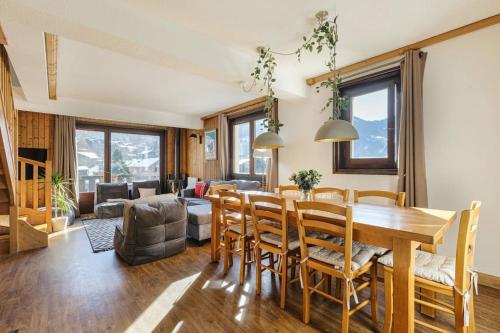 une salle à manger et un salon avec une table et des chaises dans l'établissement Balcons Anaïte - Duplex 5BR 110m2 - Parking - Central - MtBlancView, aux Houches