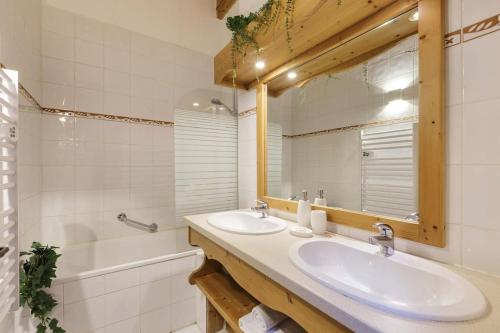 une salle de bain avec deux lavabos, une baignoire et un miroir dans l'établissement Balcons Anaïte - Duplex 5BR 110m2 - Parking - Central - MtBlancView, aux Houches