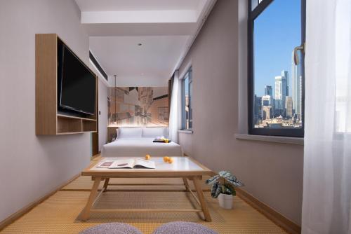 From K Huan Kai Hotel -Changsha Wuyi Plaza IFS Branchにあるベッド
