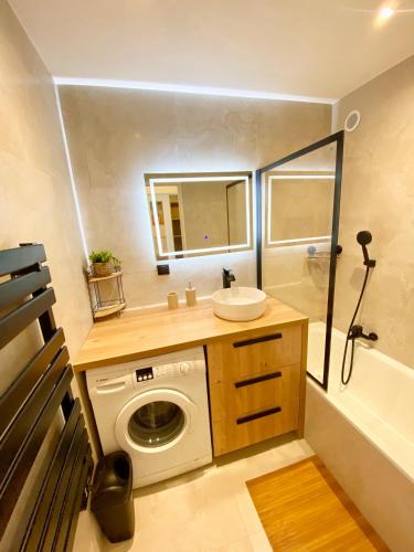 une salle de bain avec une machine à laver et un lavabo dans l'établissement Superbe 3P à 300m de la plage !, à Nice