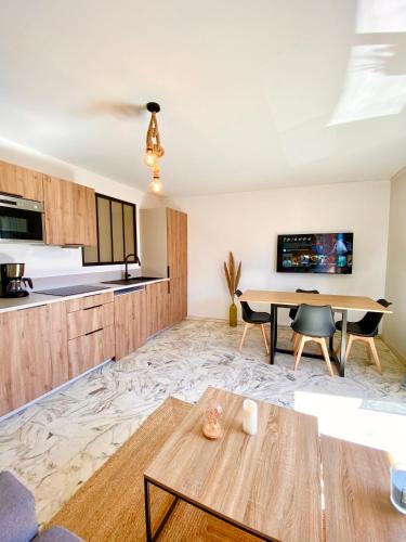 un salon avec une table et une cuisine dans l'établissement Superbe 3P à 300m de la plage !, à Nice