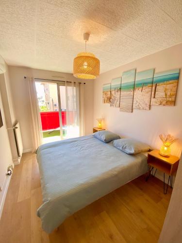 une chambre avec un grand lit avec des draps bleus dans l'établissement Superbe 3P à 300m de la plage !, à Nice