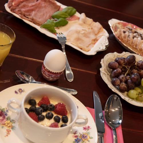 a table topped with a bowl of cereal and fruit at Villa Braas in Breukeleveen