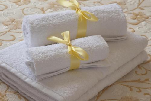 una pila di asciugamani con inchiostro giallo di Mamma Lucia a Manduria