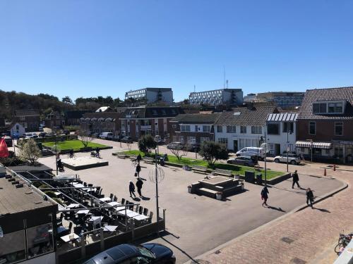 a group of people playing basketball in a parking lot at Heerlijke vakantiehuizen in Egmond in Egmond aan Zee