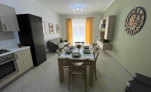 Il comprend une cuisine et un salon avec une table et des chaises. dans l'établissement St Julian's Modern and Spacious 4 Bedroom Apartment, à Tal-Għoqod