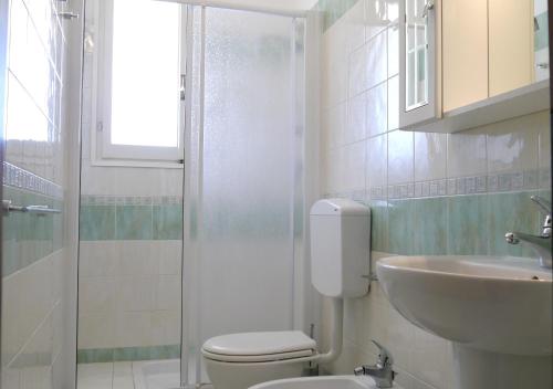 ein Bad mit einem WC, einem Waschbecken und einer Dusche in der Unterkunft Villetta Ariosto in Lido delle Nazioni