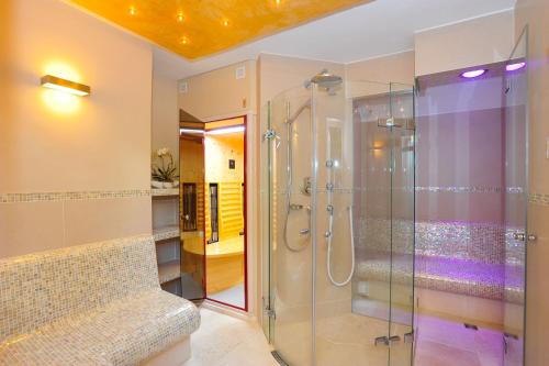 uma casa de banho com uma cabina de duche ao nível do chão e uma cabina de duche em vidro. em Die Villa 1903 Whg 2 em Westerland