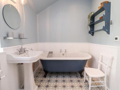 uma casa de banho com uma banheira e um lavatório em The Alms Houses em Gloucester