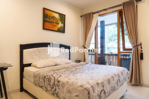 Postel nebo postele na pokoji v ubytování Javenir Hotel Tawangmangu Mitra RedDoorz