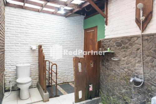 Koupelna v ubytování Javenir Hotel Tawangmangu Mitra RedDoorz