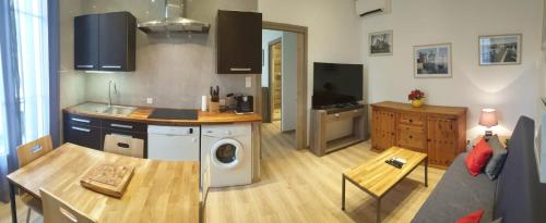 une cuisine et un salon avec une machine à laver dans l'établissement LA MAÏOUN DI JOSE - Appt 2 pièces nice centre cœur marché de la libération, à Nice