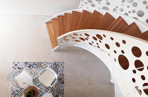 uma escada em espiral numa cozinha com uma mesa em LA DIMORA DI ANTOSA em Matera