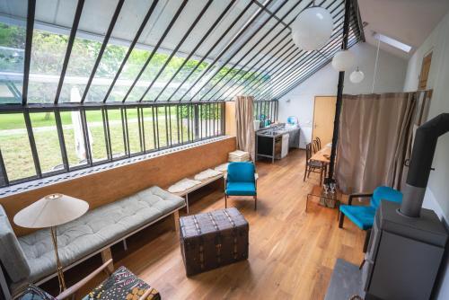 einen Blick über ein Wohnzimmer mit einem großen Fenster in der Unterkunft Gut Hornegg in Preding