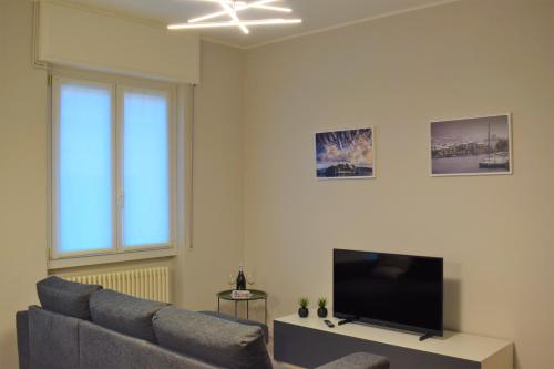 sala de estar con sofá y TV de pantalla plana en Casa Sophia, en Omegna