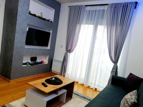 a living room with a couch and a table at Apartman Ekvilibrijum in Zlatibor