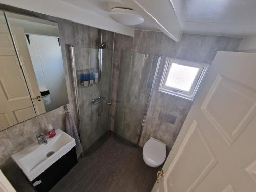 y baño con ducha, lavabo y aseo. en Cottage - two bedrooms en Blönduós