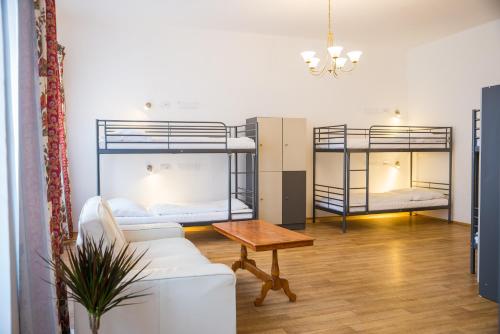 プラハにあるHostel Little Quarterのリビングルーム(二段ベッド2台、ソファ付)