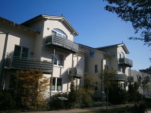 budynek z balkonami po jego stronie w obiekcie strandnahe FeWo mit Schwimmbad im Haus, a cappella 63, Binz w mieście Binz