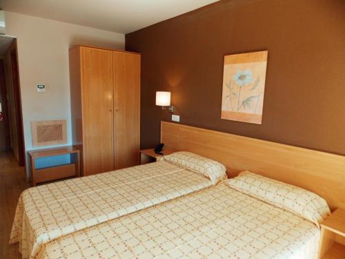 une chambre d'hôtel avec un lit et une armoire dans l'établissement Can Salvador, à Miami Platja