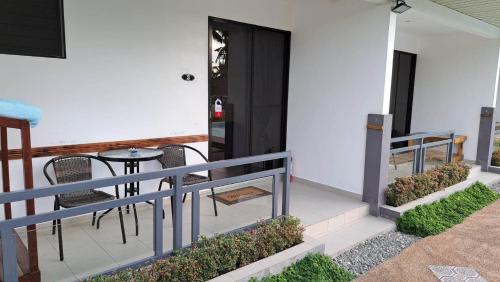 einen Balkon mit einem Tisch und Stühlen auf einem Haus in der Unterkunft Selectum Mangrove Resort in Panglao