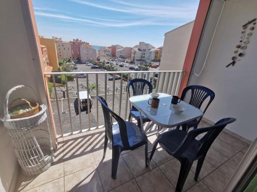 une table et des chaises sur un balcon avec vue dans l'établissement 5029 Grand Foc 117, au Cap d'Agde