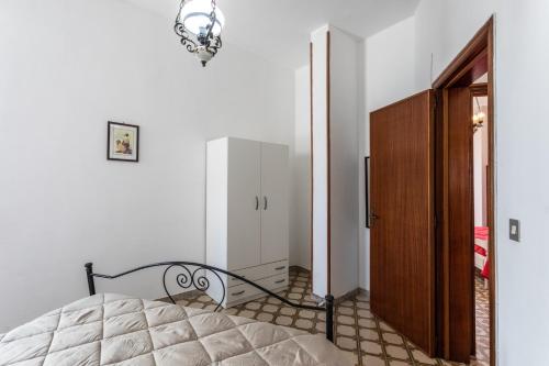 ガリポリにあるAppartamento Belvedere Vista Mareのベッドルーム1室(ベッド1台、シャンデリア付)