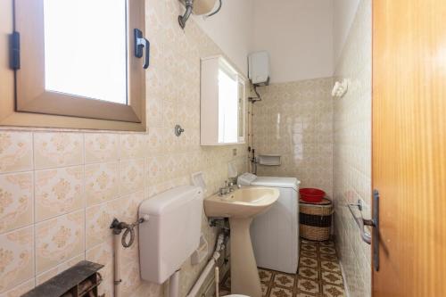ガリポリにあるAppartamento Belvedere Vista Mareのバスルーム(洗面台、トイレ、鏡付)