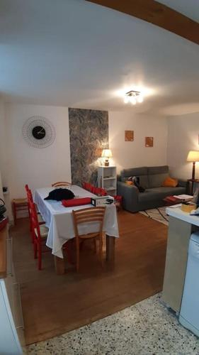 un salon avec une table et un canapé dans l'établissement Maison 6-9 pers pour vacances et cure thermale, à Le Mont-Dore