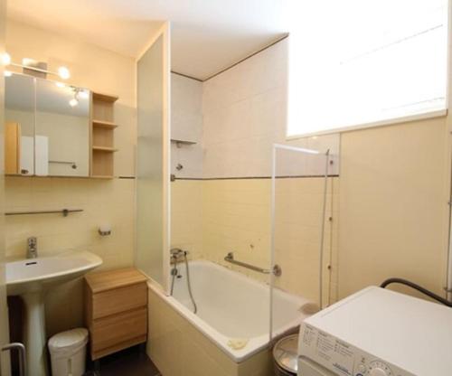 W łazience znajduje się wanna i umywalka. w obiekcie Maison 6-9 pers pour vacances et cure thermale w mieście Mont-Dore