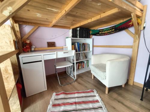 ein kleines Zimmer mit einem Schreibtisch und einem Bücherregal in der Unterkunft Appartamento vista panoramica Bussoleno in Bussoleno