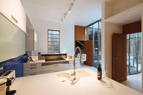 kuchnia ze zlewem i butelką wina w obiekcie Rabadan Brand New Amazing House with Terrace Parking w Sewilli