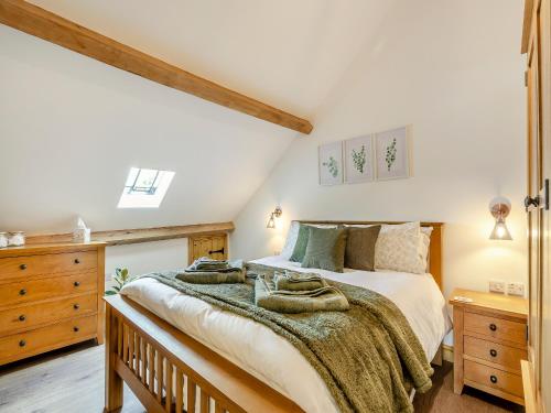 A bed or beds in a room at Heathcote Hayloft - Uk36663