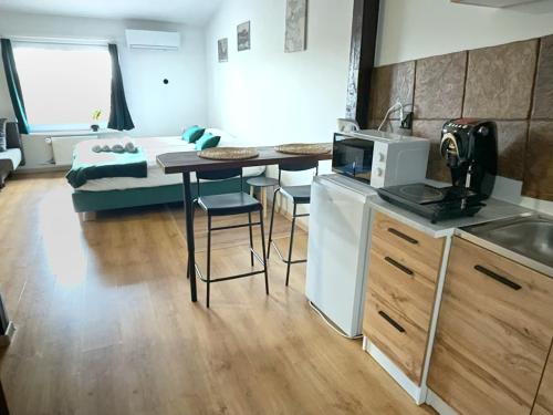 uma cozinha e sala de estar com uma mesa e um sofá em Główna Apartamenty Nad Nogatem em Malbork