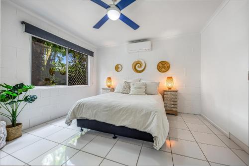 sypialnia z łóżkiem i wentylatorem sufitowym w obiekcie Beachcomber Peregian Beach w mieście Peregian Beach